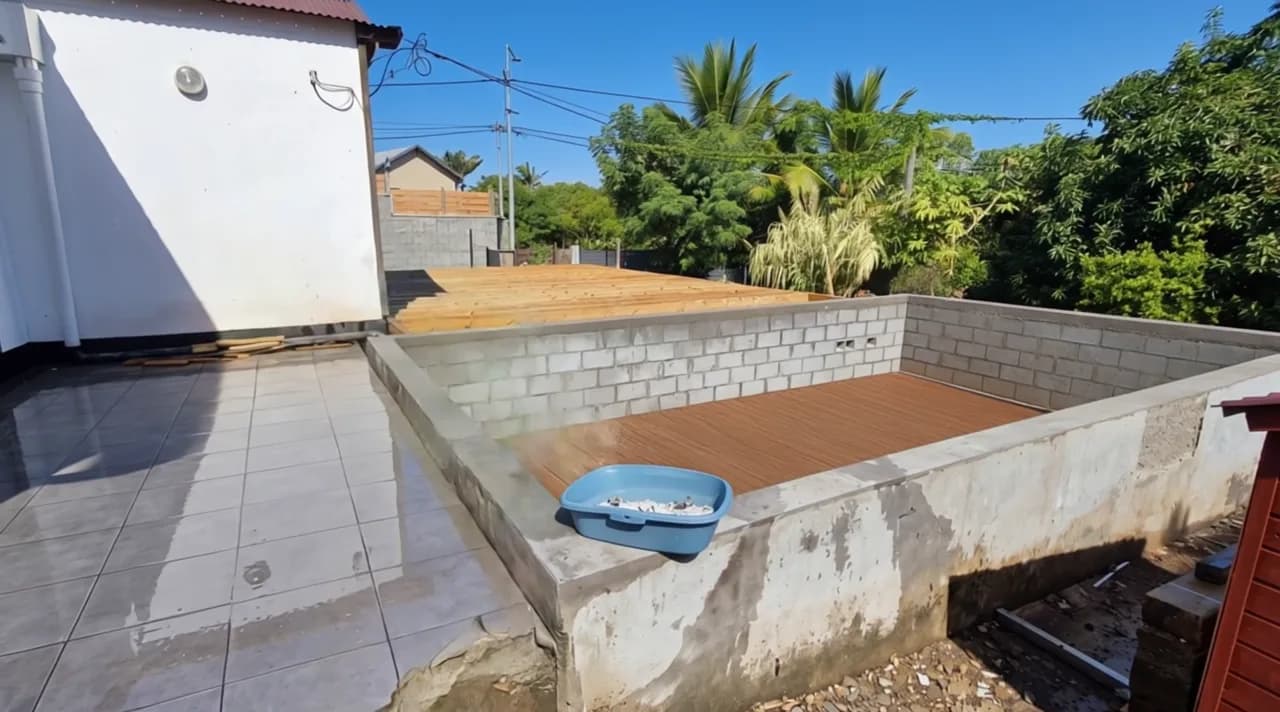 Bassin de piscine en parpaings bruts, vide, avant travaux — La Réunion